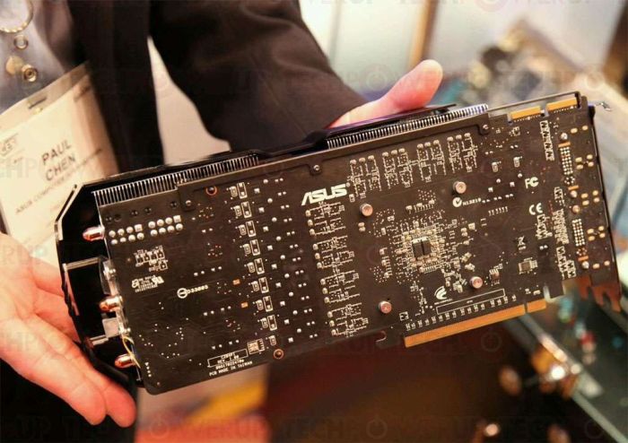 Duy Asus Radeon HD 6970 DirectCu II 