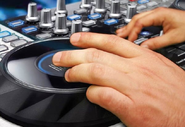 Cyfrowy didej - konsola Hercules DJ Console 4-MX