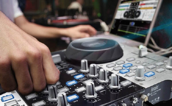 Cyfrowy didej - konsola Hercules DJ Console 4-MX