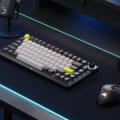 Obrazek CORSAIR przedstawia klawiatur ramow MAKR 75 i CORSAIR Web