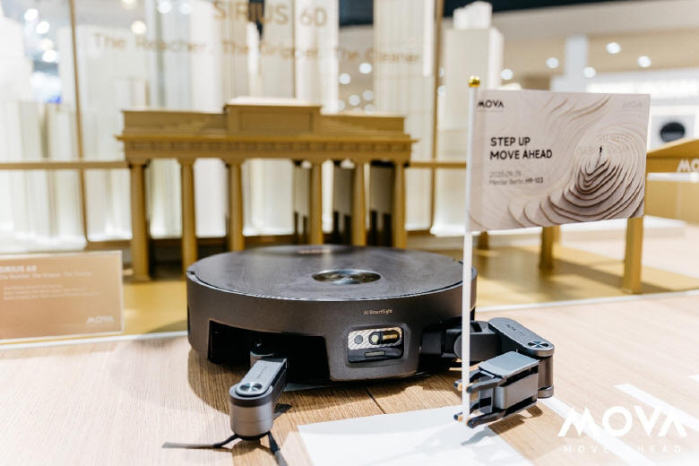 MOVA - roboty z parą ramion i technologią wspinania się po schodach