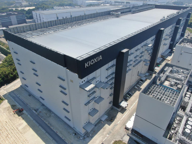 KIOXIA i Linus Media Group przy filmie o powstawaniu pami�ci flash