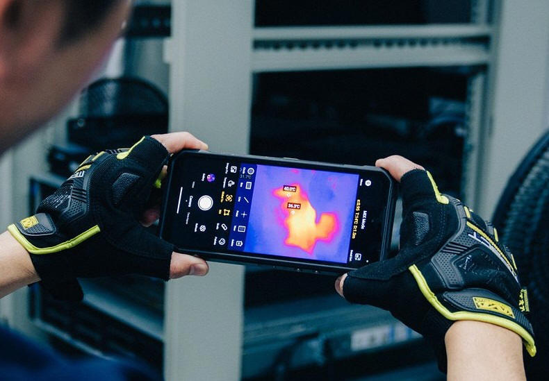 Oukitel - Smartfony z lampą kempingową, termowizją i odpornością