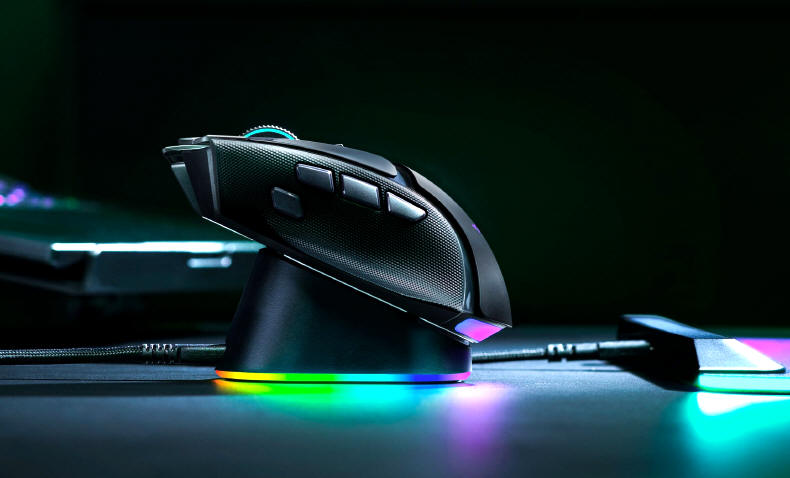 Razer Basilisk V4 Pro ze stacją ładującą Mouse Dock V2 Pro